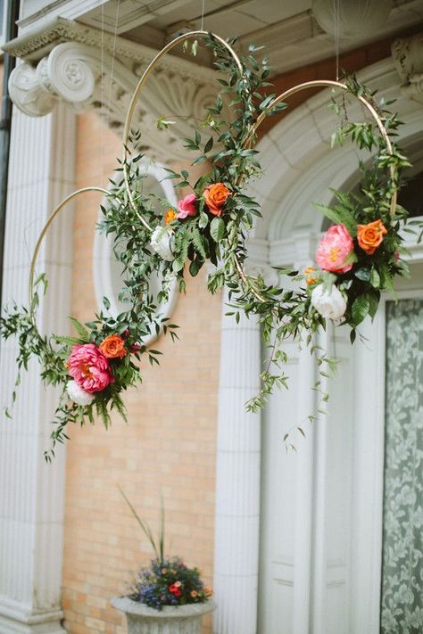 Gold hoops with flowers. Seriously, how stylish can a wedding get?!  Photo: Paige Jones Photography Dekoratívne Vence, Rustic Wedding Decorations, Flowers And Greenery, בר מצווה, Deco Floral, Diy Wedding Decorations, Romantic Weddings, Bohemian Wedding, Simple Weddings