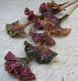 ¿Qué Onda Q'town?: Project of the month - Thanks Diane Fitzgerald! Seed Bead Flowers, French Beaded Flowers, Beadwork Necklace, Beaded Leaf, Beautiful Beadwork, Seed Bead Tutorial, Bead Stitching, Leaf Jewelry, Beaded Jewelry Patterns