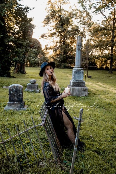 Plus Size Gothic Photoshoot, Witchy Photo Shoot Ideas, Witch Maternity Shoot, Witch Maternity Photos, Spooky Photo Shoot Ideas, Witchy Senior Pictures, Halloween Senior Pictures, Spooky Maternity Pictures, Witchy Maternity Photos