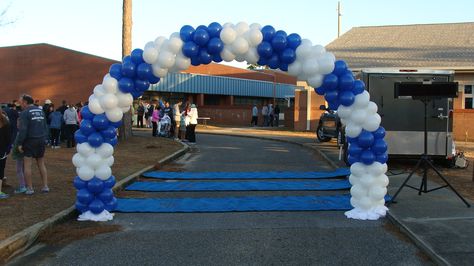 Great Balloon Arch marking the finish line for the We Believe In Children 5K Run in Pensacola, FL. Ffa Balloon Arch, Olympic Balloon Arch, Finish Line Balloon Arch, Balloon Walkway Entrance, Race Track Balloon Arch, Army Birthday, Balloon Business, Army's Birthday, Graduation Crafts