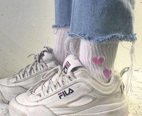 Fila Outfit, Chunky White Sneakers, White Chunky Sneakers, Sneakers Outfit Casual, Fila Disruptors, Outfit Korean, Baby Pink Aesthetic, Heels Outfits, Chunky Shoes