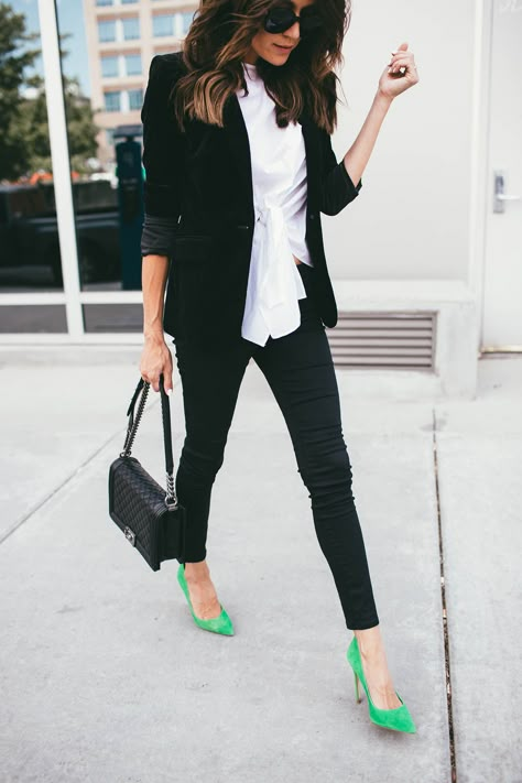 The Statement Detail Taking Over My Closet Green Mules Shoes Outfit, Green Pumps Outfit, Green Shoes Outfit Ideas, Outfit With Green Shoes, Green Flats Outfit, Outfits With Green Shoes, Statement Shoes Outfit, Green Heels Outfit, Green Shoes Outfit