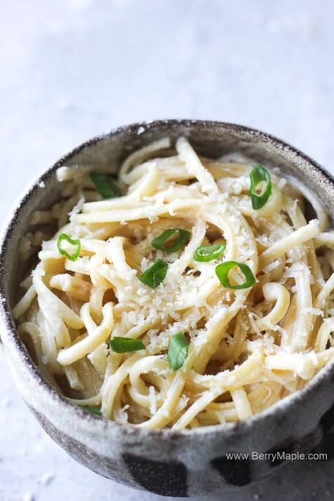 Creamy Alfredo pasta linguine noodles made in your instant pot is a simple dinner recipe for your whole family to enjoy! Ready in under 20 minutes and this creamy Parmesan sauce is just perfect! Instant Pot Alfredo Pasta, Instant Pot Alfredo, Instant Pot Fettuccine Alfredo, Instant Pot Fettuccine, Dump Dinner Recipes, Creamy Alfredo Pasta, Fettuccine Alfredo Pasta, Pressure Cooker Pasta, Honey Chipotle Chicken