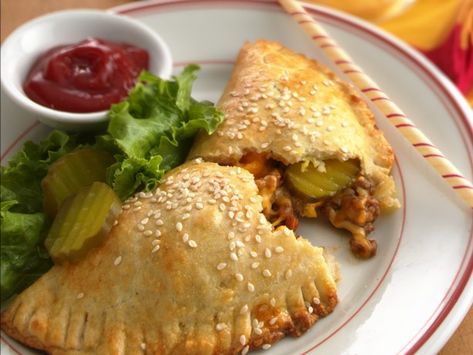 Cheeseburger calzones. I plan to make these tonight with Boca soy crumbles instead of meat. Cheeseburger Calzone, Calzone Recipe, Betty Crocker Recipes, Bisquick Recipes, Sandwiches And Wraps, Cheesy Recipes, Bbq Pulled Pork, Ooey Gooey, Burgers Sandwiches