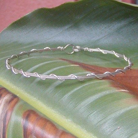 Guitar String Jewelry, Bijoux Fil Aluminium, Teen Jewelry, Making Bracelets, Wire Jewelry Designs, Wire Wrapped Bracelet, Diy Wire Jewelry, Wire Work Jewelry, Handmade Wire Jewelry