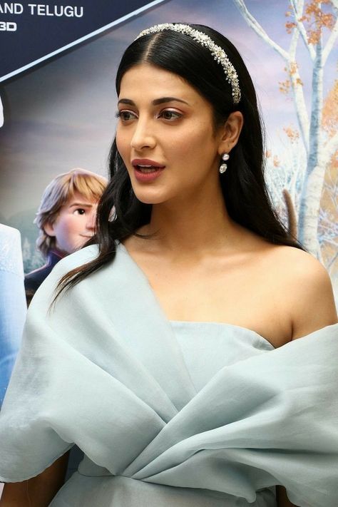 Engagement Saree Look, Wedding Hair Bun, Shruthi Hasan, Engagement Looks, Pakistani Bridal Hairstyles, Bridal Entry, Asian Actress, Shruti Hasan, Bridal Hair Bands