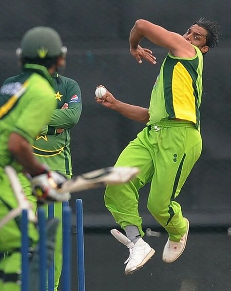 Shoaib Akhtar Shoaib Akhtar Wallpaper, Shoaib Akhtar Bowling, Shaun Tait, Shoaib Akhtar, Black Blazer Men, Fast Bowling, Going To College, Cricket Tips, Cricket (sports)