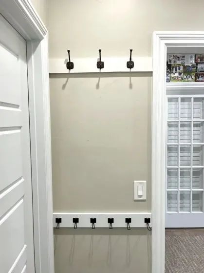 Do you find yourself constantly tripping over coats and backpacks scattered across your entryway? As an artist who appreciates a well-organized space,... Backpack Wall Ideas, Bookbag Hanging Ideas, Backpack Rack Entryway, Coat And Backpack Storage, Backpack Holder Ideas, Backpack Hanging Ideas, Hallway Refresh, Hang Backpacks, Backpack Station