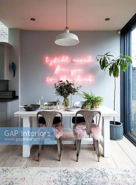 Pink neon light on feature wall above dining table Patchwork Decor, Pink Neon Lights, Spa Interior Design, Neon Rose, Dining Room Contemporary, Dinner Room, Neon Decor, Dining Room Colors, Glam Room