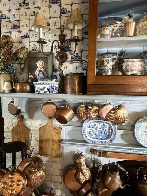 Copper Collection, Small Cottage Kitchen, French Country Living, French Style Homes, French Country Kitchens, English Kitchens, Copper Decor, Kitchen Colour Schemes, Country Kitchens