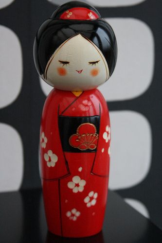 Red and black lacquer Kokeshi Momiji Doll, Asian Dolls, Wood Peg Dolls, Instruções Origami, Go To Japan, Peg People, Asian Doll, Japanese Dolls, Black Lacquer