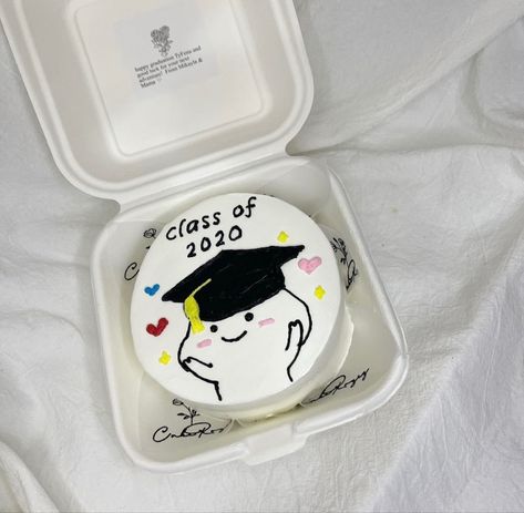 Graduation Asthetic Cake, Aesthetic Graduation Cake Ideas, Graduation Cakes Buttercream, Grad Cake Funny, Mini Cake For Graduation, Funny Graduation Cakes For High School, Korean Cake Graduation, Graduation Lunchbox Cake, Cake Ideas For Graduation