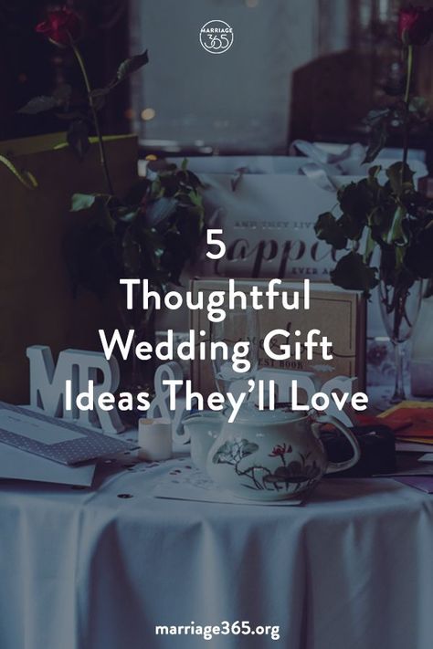 How To Wrap Wedding Gifts, Home Made Wedding Gift, Second Wedding Gift Ideas, Wedding Gift Best Friend, Simple Wedding Gift Ideas, Best Wedding Gifts For Bride And Groom, Thoughtful Wedding Gifts For The Couple, Wedding Present Ideas For Couple, Wedding Gift Ideas For Best Friend