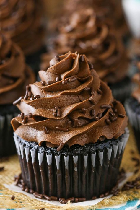 Full of chocolate flavor, these homemade moist chocolate cupcakes melt in your mouth and are topped with a silky, chocolate frosting. #chocolatedessert #cupcakes #chocolatecupcakes#chocolatecupcakerecipe #cupcake #cupcakerecipe #chocolatecupcake Twix Cupcakes, 16 Cupcakes, Homemade Chocolate Cupcakes, Cupcake Papers, Best Chocolate Cupcakes, Dessert Halloween, Moist Cupcakes, Chocolate Cupcakes Moist, Brownie Cupcakes