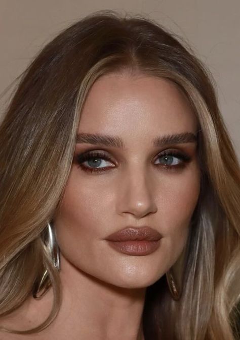 Rosie Huntington Makeup, Red Carpet Glam, 90s Supermodel Makeup, Cool Toned Makeup Looks, Rosie Huntington Whiteley Makeup, Rosie Huntington Whiteley Hair, Beauty Zone, Classy Makeup, Red Carpet Makeup