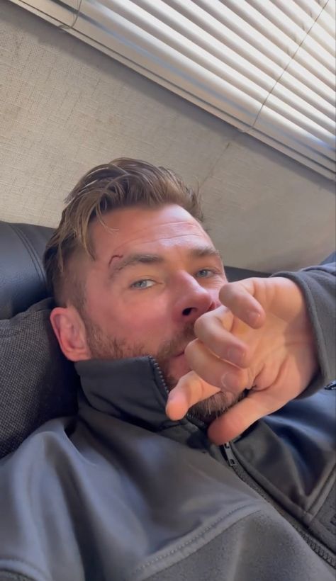 Chris Hemsworth Selfie, Men Dress Outfits, Hemsworth Brothers, Chris Hemsworth Thor, Marvel Posters, Mark Ruffalo, Zendaya Coleman, Marvel Actors, Man Thing Marvel