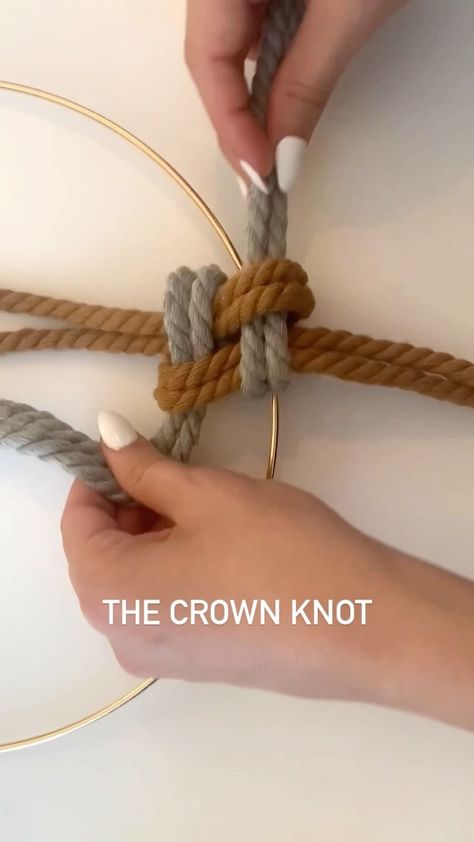 The crown knot 👑 I remember using this knot to make keychains for my friends when I was little 🤗 anyone else?? This knot is great for… | Instagram Crown Knot, Make Keychains, Knot Keychain, Knots Tutorial, Macrame Hanger, Fiber Artist, Two Fingers, Plant Hangers, Macrame Knots