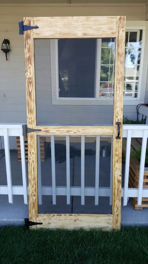 Simple diy pallet screen door Diy Door Screen, Diy Double Screen Door, Homemade Screen Doors, Diy Wooden Screen Door, How To Make A Screen Door, Diy Screen Door Easy, Pallet Screen Door, Wooden Screen Door Ideas, Pallet Screen