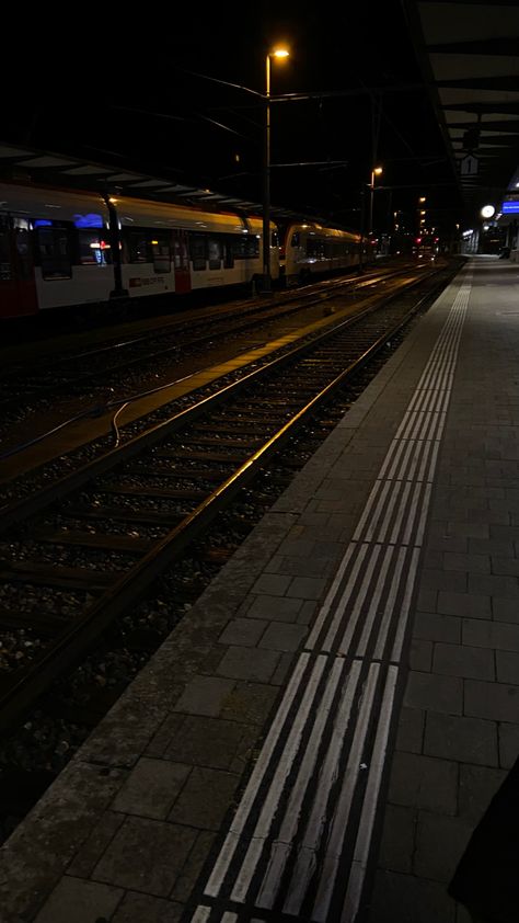 Station Aesthetic Train, Train Photo Aesthetic, Train At Night Aesthetic, Trains At Night, Train Station Pics, Train Station Aesthetic Night, Train Station At Night, Dark Train Aesthetic, Train Astethic