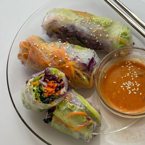 Vegan Spring Rolls Recipe https://fooooods.com/vegan-spring-rolls-eatsbyiza Summer Rolls Vegetarian, Spring Rolls Ideas, Spring Roll Aesthetic, Veggie Rice Paper Rolls, Spring Roll Dinner, Spring Roll Ideas, How To Make Spring Rolls, Spring Rolls Aesthetic, Asian Spring Rolls Recipes