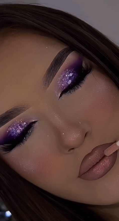 Silver And Purple Makeup Looks, Quinceanera Purple Makeup, Quinceanera Makeup Purple, Purple And Silver Makeup, Dark Purple Makeup Looks, Light Purple Eye Makeup, Makeup For Festivals, Dark Purple Makeup, Glitter Eye Looks