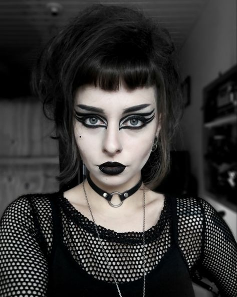 I cant entirely tell if this post has a filter on it or not, but I love how its like a classical and almost vampire goth mixed together. With the almost snow white skin and then the classic goth winged liner. Trad Goth Aesthetic, Goth Hairstyles, Goth Make Up, Trad Goth Makeup, Straight Eyebrows, Elegant Goth, Goth Stuff, Movie Makeup, Alternative Aesthetic