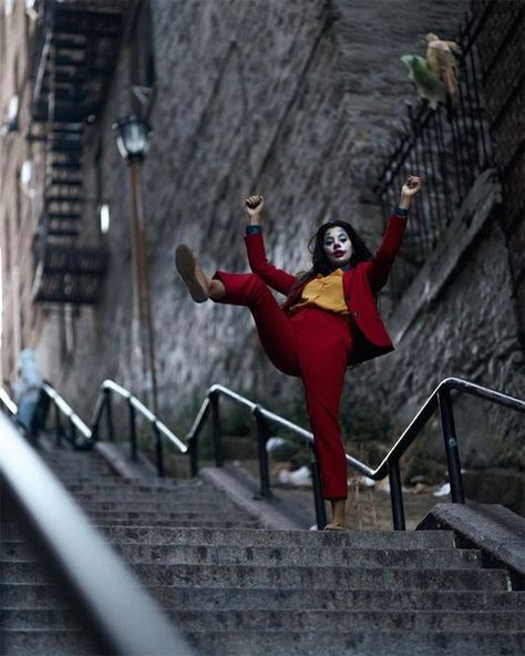 The #Jokerstairs already have nearly 900 tagged photos on Instagram, and were also added to Google Maps as a "religious site." Joker Stairs, 3 Jokers, Easy College Halloween Costumes, Diy Couples Costumes, Halloween Costumes College Girls, Couples Halloween, Group Halloween Costumes, Joaquin Phoenix, Halloween Costumes College