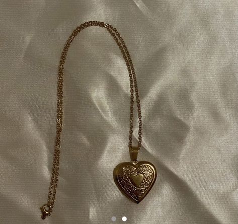 Golden Heart Necklace, Golden Locket, Golden Heart Locket, Era Medieval, I Love Gold, Books Ideas, Medieval Aesthetic, Gold Heart Locket, Aesthetic Shop