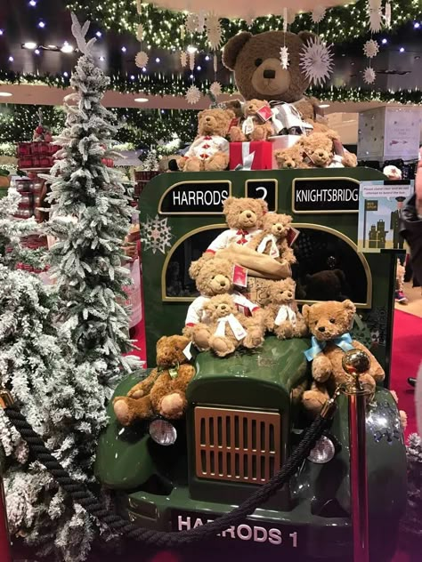 Flocked Christmas Tree Decorated Red, London Harrods, Christmas Toy Shop, Harrods Bear, Tennessee Christmas, Harrods Christmas, Red And Gold Christmas Tree, Teddy Bear Birthday, Christmas Window Display