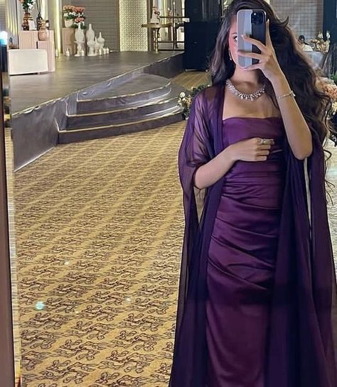 Dresses Purple Long, Evening Dresses Purple, Khaleeji Abaya, Satin Sleeves, Chic Evening Dress, Prom Dress Inspo, Prom Dresses Formal, Dresses Purple, Dress With Shawl