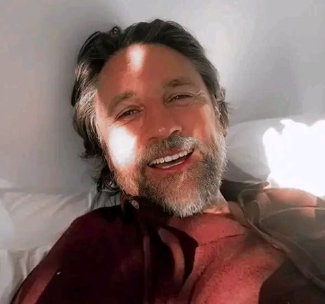 Martin Henderson Selfie, Selfie On Bed, Martin Henderson, Virgin River, Favorite Celebrities, In This Moment, Fan, Celebrities, Bed