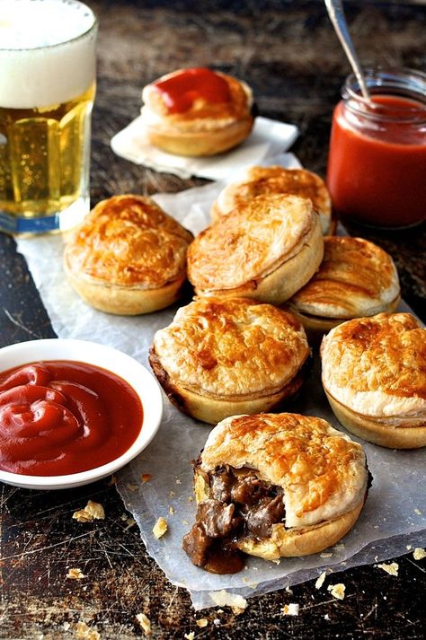 Party Pies (Mini Beef Pies) - the classic Australian party / footy food, in mini form. Easy to make and freezes brilliantly. Party Pies, Australian Party, Mini Pie Recipes, Beef Pies, Aussie Food, Pie Party, Recipetin Eats, Pies Maker, Australian Food