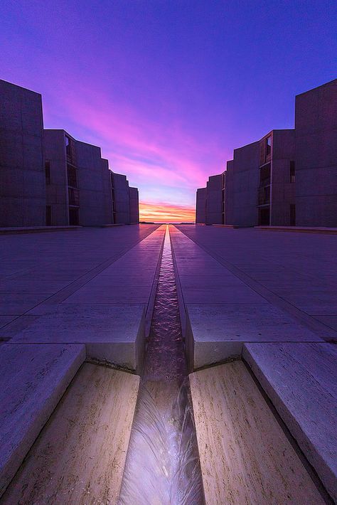 Sunset in Salk Institute, San Diego, California Salk Institute, متحف فني, Architecture Cool, Louis Kahn, La Jolla California, La Jolla, Contemporary Architecture, Amazing Architecture, Interior Architecture Design