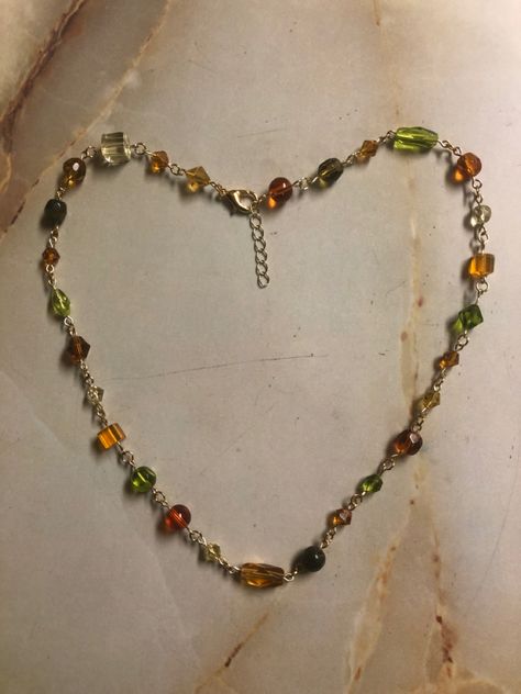 Bead Necklace Inspo Aesthetic, Making Necklaces Aesthetic, Beaded Diy Necklace, Autumn Accessories Jewelry, Fall Themed Jewelry, Fall Necklaces Diy, Fall Bead Necklaces, Fall Jewelry Aesthetic, Hand Made Necklaces