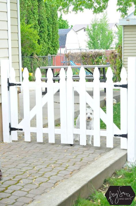 DIY+White+Picket+Fence+Gate Diy White Picket Fence, Picket Fence Gate, Picket Gate, Wood Picket Fence, Small Fence, Fence Doors, Fencing Ideas, White Fence, Pallet Fence