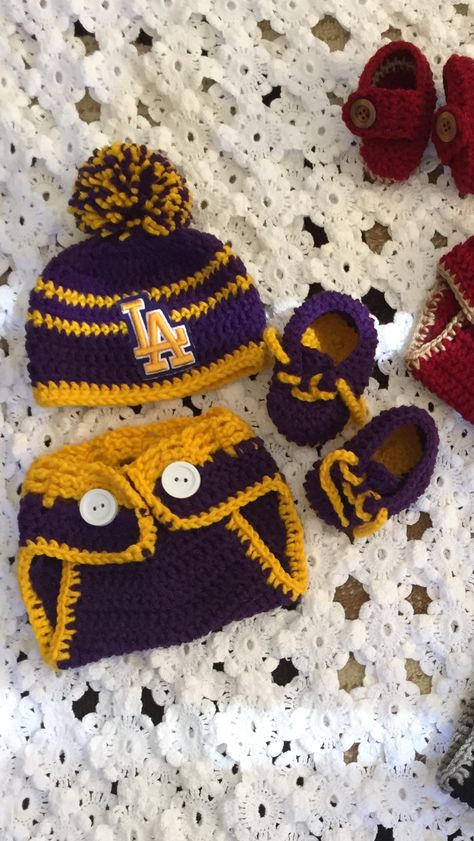 Lakers outfit:-) Lakers Crochet, Baby Outfits Girl, Lakers Outfit, Outfits Girl, Diy Baby, Baby Outfits, Cute Crochet, Crochet Ideas, Crafts To Sell