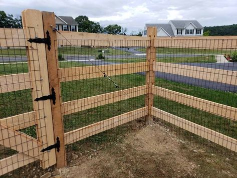 Beautiful wood slip board fence 5' high with weld wire mesh installed in Walnutport, PA by Ryan & his crew from #triborofence #woodfence Wood And Welded Wire Fence, Wooden Fence With Wire, Box Wire Fence Diy, 5 Ft Fence Ideas, Easy Diy Fence Cheap, Wood Fence With Wire Mesh, Farm Style Fence, Country Fence Ideas, 4ft Fence Ideas