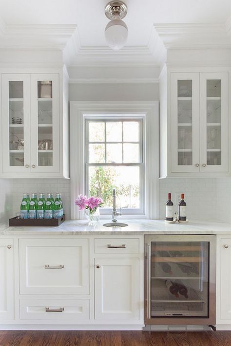 Kitchen bar area with drawer pulls, off-white cabinet paint and hardwood floors. Painting Glass, Kitchen White, Butler Pantry, Kitchen Redo, Trendy Kitchen, Decor Minimalist, White Cabinets, Kitchen Sets, Kitchen Colors