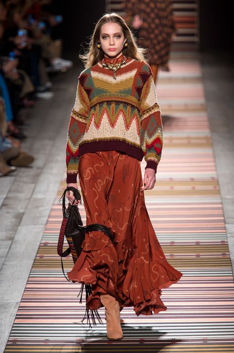 Etro Fall 2018 Moda Hippie, Mode Hippie, Stil Boho, Winter Boho, Mode Boho, Bottom Jeans, Cooler Look, Knitwear Fashion, Look Vintage