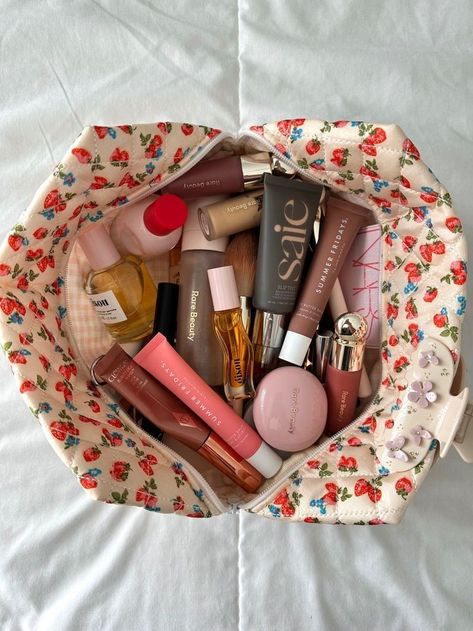 Makeup Tip, Makeup Bag Essentials, Makeup Obsession, روتين العناية بالبشرة, Make Up Bag, Makeup Essentials, Makeup Palette, Pretty Makeup, Cute Makeup