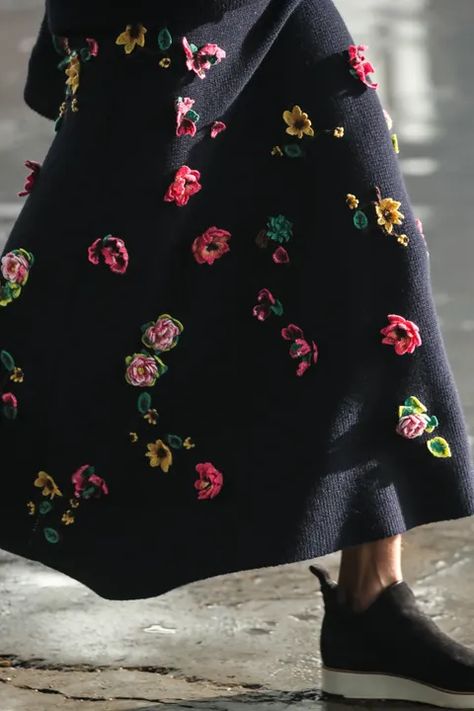 Gabriella Hearst, Mode Crochet, Fashion Embroidery, Gabriela Hearst, Skirt Maxi, Creation Couture, 자수 디자인, Floral Fashion, Embroidery Fashion