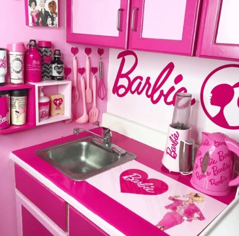 Check out part of Azusa's kitchen up close! Barbie Home Decor, Barbie Malibu Dream House, Barbie Room Decor, Barbie Home, Barbie Bedroom, Barbie Room, Barbie Aesthetic, Barbie Core, Barbie Kitchen