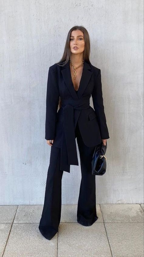 Elegant Formal Suits For Women, Winter Fits Going Out, Classy Going Out Outfits Night Chic, Airport Outfit Elegant, Queen Of The South Outfits, Suit Look Women, Buissnes Casual Outfit Woman, James Bond Theme Party Outfit Women, Black Trousers Outfit Party