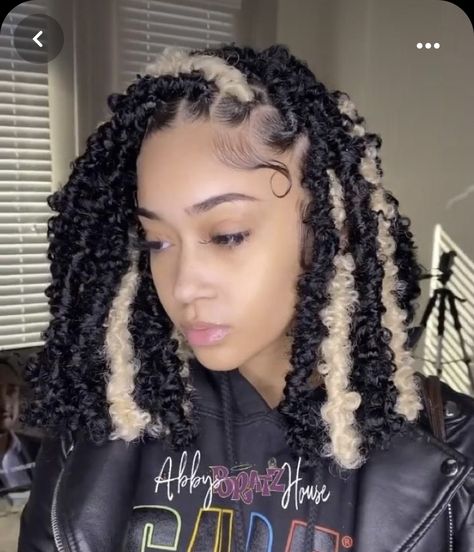 Butterfly Locs With Blonde Highlights, Butterfly Locs Black And Blonde, Butterfly Locs With Highlights, Black And Blonde Butterfly Locs, Braid Parts, Weave Hairstyles Braided, Short Box Braids Hairstyles, Butterfly Locs, Hair Curling Tips