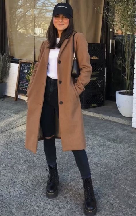 Mid Size Wardrobe, Tan Duster Outfit, Transitional Winter Spring Outfits, Casual Chique Stijl, Travel Coat, Outfit Botas, Thanksgiving Outfit Ideas, Cute Thanksgiving Outfits, Thanksgiving Outfit Women