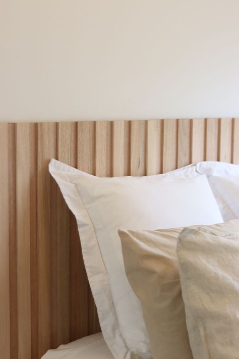 #bedhead #diy #diyideas #diybedhead #timberbedhead #timeberslat #timberslatbedhead #oak #bedroom #bedroomideas #neutralhomedecor #home Bedroom Nib Wall Bedhead, Timber Bed Head Ideas, Bedheads Ideas Wooden, Diy Fluted Headboard, Diy Bed Head, Dowel Headboard, Wooden Bedhead, Bedhead Ideas, Diy Bedhead