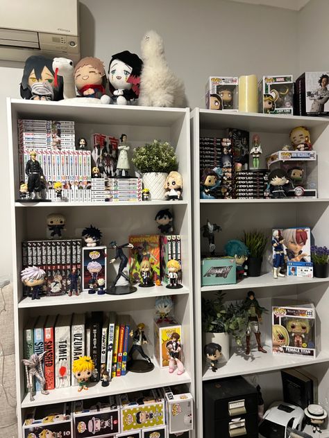 Aesthetic Desk With Shelves, Anime Figure Display Ideas, Anime Shelf Ideas, Manga Collection Room Aesthetic, Diy Floating Shelves Living Room, Anime Shelves, Anime Organization, Aesthetic Shelves, Shelves Aesthetic