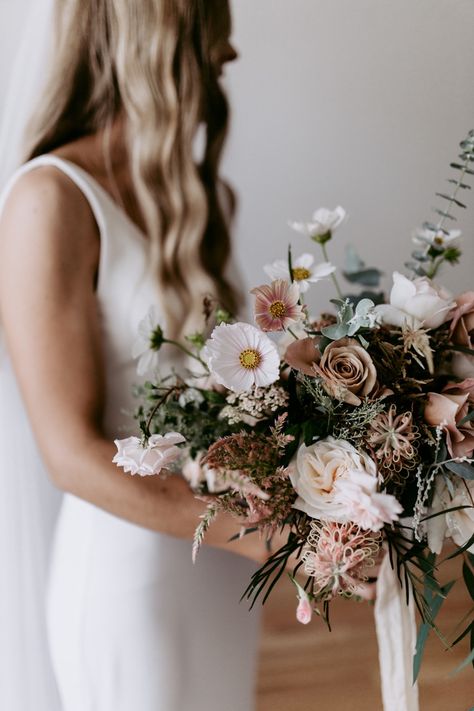 Cosmos Bouquet, Neutral Wedding Flowers, Earthy Wedding, Boho Wedding Bouquet, Rustic Wedding Bouquet, Wedding Flowers Summer, Neutral Wedding, Floral Arrangements Wedding, Wildflower Wedding