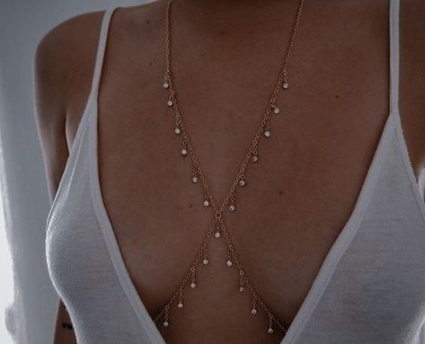 Jóias Body Chains, Bra Jewelry, Chain Outfit, Body Necklace, Gold Body Chain, Pretty Jewelry Necklaces, Sparkle Top, Belly Jewelry, Dope Jewelry