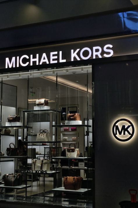 Michael Kors Wallpaper, Michael Kors Aesthetic, Mall Ideas, Michael Kors Store, Purse Aesthetic, Cracked Wallpaper, Nyc Life, Paper Quilling Designs, Luxury Lifestyle Dreams